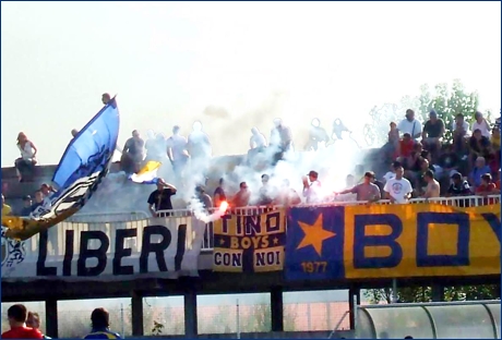 Il nostro tifo in gradinata, tra bandierine, bandierone, torce e striscioni