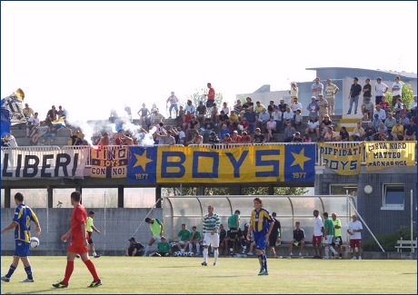 Torce. Striscioni BOYS in gradinata: 'Ultras liberi', 'Tino con noi - BOYS', 'BOYS', 'Diffidati BOYS', 'Curva Nord Matteo Bagnaresi'