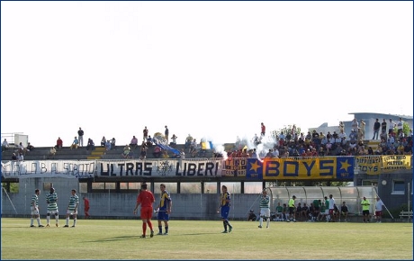 Torce. Striscioni BOYS in gradinata: 'No alla B al sabato', 'Ultras liberi', 'Tino con noi - BOYS', 'BOYS', 'Diffidati BOYS', 'Curva Nord Matteo Bagnaresi'