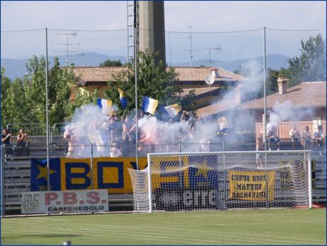 Torce e tricolori parmigiani dietro gli striscioni 'BOYS', 'Curva Nord Matteo Bagnaresi' e 'Tino con noi - BOYS'