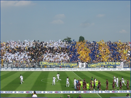 BOYS PARMA 1977 a Cittadella. Coreografia di bandiere che compone il simbolo del Parma Calcio