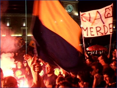 Ultras e tifosi giallobl in piazza Garibaldi a Parma, festeggiano il ritorno del Parma in Serie A