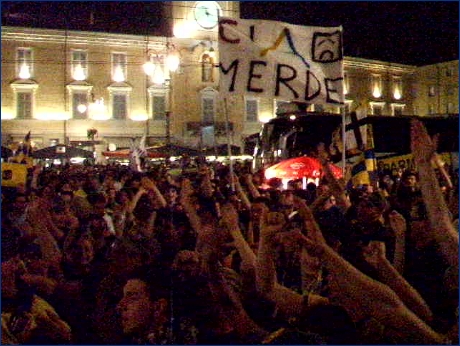 Ultras e tifosi giallobl in piazza Garibaldi a Parma, festeggiano il ritorno del Parma in Serie A