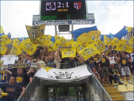 BOYS PARMA 1977 a Modena. Bandierine del Gruppo