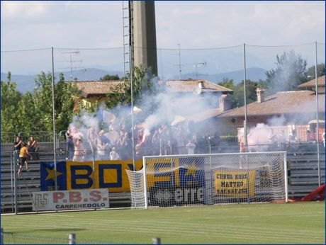 Torce e tricolori parmigiani dietro gli striscioni 'BOYS', 'Curva Nord Matteo Bagnaresi' e 'Tino con noi - BOYS