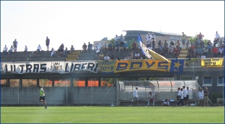 BOYS a Collecchio per PARMA-Monticelli. Sono presenti gli striscioni: 'Ultras liberi', 'Diffidati BOYS', 'BOYS', 'Curva Nord Matteo Bagnaresi'