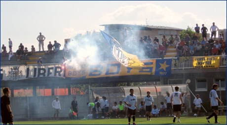 Torce e tricolore parmigiano del Gruppo dietro gli striscioni BOYS