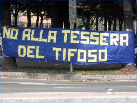 Striscione BOYS in viale Partigiani: ''No alla Tessera del Tifoso''