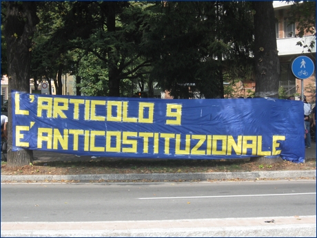 Striscione BOYS in viale Partigiani: ''L'articolo 9  anticostituzionale''