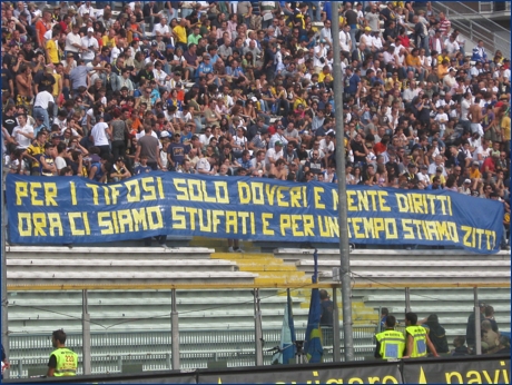 Striscione BOYS in Curva Nord: ''Per i tifosi solo doveri e niente diritti, ora ci siamo stufati e per un tempo stiamo zitti''