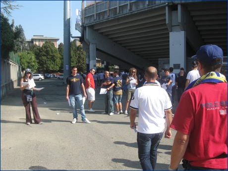 Volantinaggio BOYS contro repressione e speculazione. Viene distribuito ''No alla Tessera, s al tifoso''