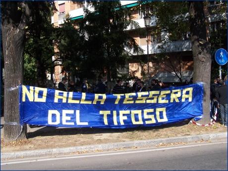 Striscione BOYS in viale Partigiani: ''No alla Tessera del Tifoso''