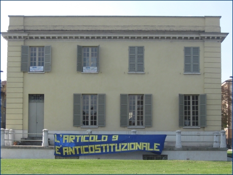 Striscione BOYS al Petitot di p.le Risorgimento: ''L'articolo 9  incostituzionale''