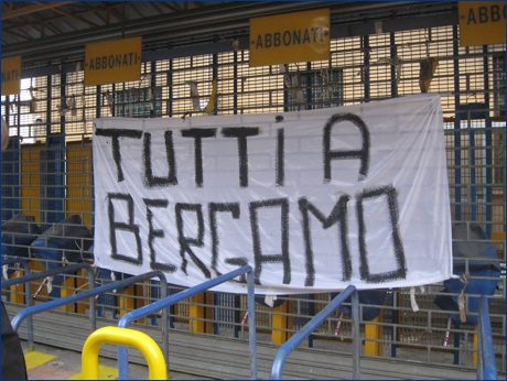 Tornelli della Curva Nord di Parma. Striscione: ''Tutti a Bergamo''