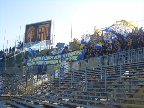 Striscione Boys: ''La strada  lunga, non ti fermare. Forza Parma continua a lottare''. Boys Parma 1977 a Bergamo per Atalanta-Parma