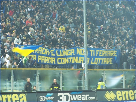 BOYS, Curva Nord di Parma. Striscione: ''La strada  lunga, non ti fermare. Forza Parma continua a lottare''