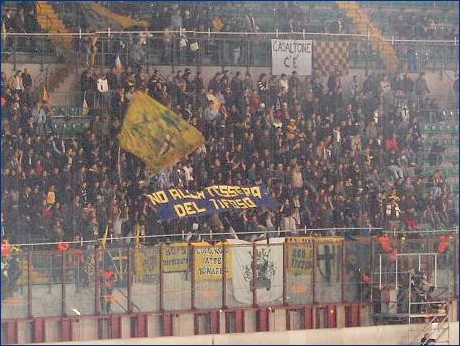 BOYS PARMA 1977 a Milano per Milan-PARMA. Striscione: ''No alla Tessera del Tifoso''