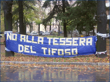 Striscione BOYS in viale Partigiani: ''No alla Tessera del Tifoso''