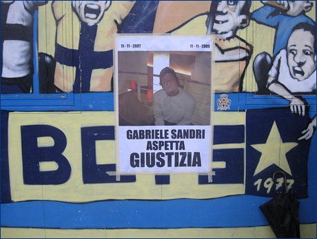 Manifesto in Curva Nord, stadio Tardini di Parma: ''11-11-07 - 11-11-09 Gabriele Sandri aspetta giustizia''