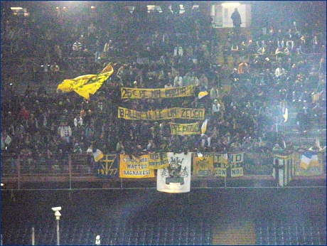 Striscioni dei BOYS PARMA 1977 in dialetto genovese: ''25  pe na partia? U balun l' n zego prezis!''