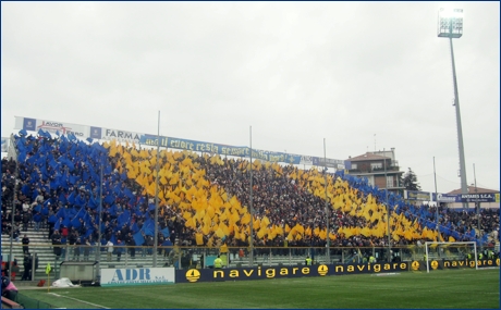 BOYS, Curva Nord di Parma. La coreografia inizia: bandiere gialle e blu al vento