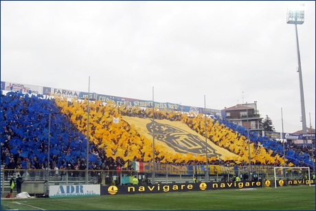 BOYS, Curva Nord di Parma. Coreografia con elmo, bandiere e striscione ''Crusader ultras supporters''