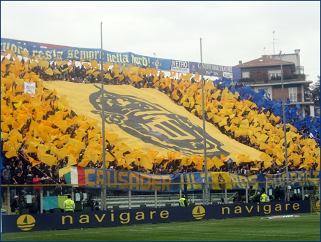 BOYS, Curva Nord di Parma. Coreografia con elmo, bandiere e striscione ''Crusader ultras supporters''