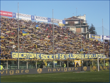 BOYS, Curva Nord di Parma. Striscione ''Giocatori e societ siete l'orgoglio della citt'' e sciarpata