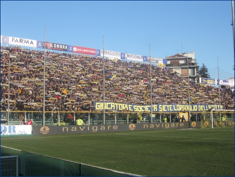 BOYS, Curva Nord di Parma. Striscione ''Giocatori e societ siete l'orgoglio della citt'' e sciarpata