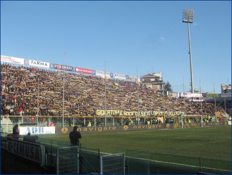 BOYS, Curva Nord di Parma. Striscione ''Giocatori e societ siete l'orgoglio della citt'' e sciarpata