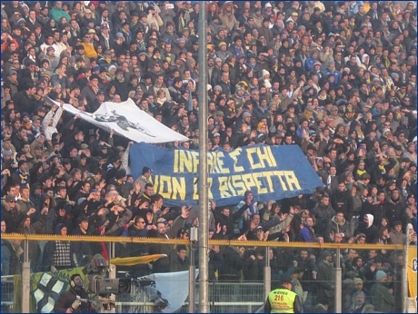 BOYS, Curva Nord di Parma. Stendardo del Bagna con sotto striscione: ''Infame chi non lo rispetta''