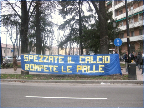 Striscione BOYS in viale Partigiani: ''Spezzate il calcio, rompete le palle''