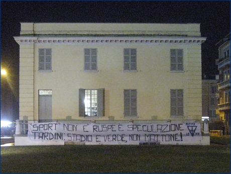 Striscione BOYS al Petitot, in p.le Risorgimento: ''''Sport'' non  ruspe e speculazione. Tardini: stadio e verde, non mattone! Boys 1977''