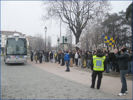 Il pullman del Parma arriva al Tardini, salutato da ultras e tifosi