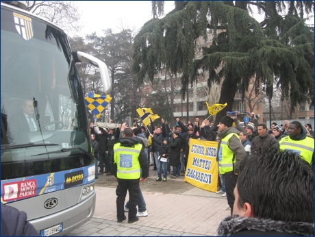 Il pullman del Parma arriva al Tardini, salutato da ultras e tifosi