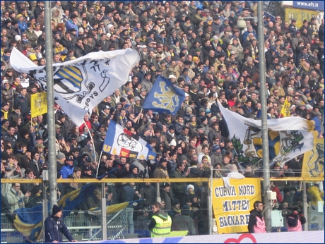 BOYS, Curva Nord di Parma. Tra le nostre bandiere sventola quella degli Ultras Tito