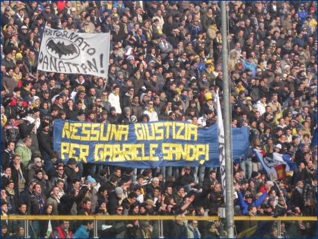 BOYS, Curva Nord di Parma. Striscione: ''Nessuna giustizia per Gabriele Sandri''