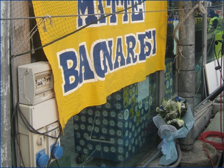 BOYS, Curva Nord di Parma. Omaggio dei laziali, fiori biancocelesti per il Bagna