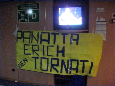 Striscione BOYS sul traghetto per Porto Torres: ''Panatta, Erich: ben tornati''