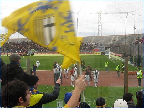 La squadra sotto il settore ospiti a fine partita