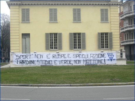 Striscione BOYS al Petitot: ''''Sport'' non  ruspe e speculazione. Tardini: stadio e verde, non mattone! Boys 1977''