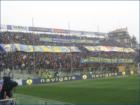 BOYS, Curva Nord di Parma. Coreografia per il gemellaggio. Gli striscioni BOYS e ULTRAS tra le scritte ''Parma Sampdoria da 20 anni gemellati'' e ''Tre generazioni, due striscioni''