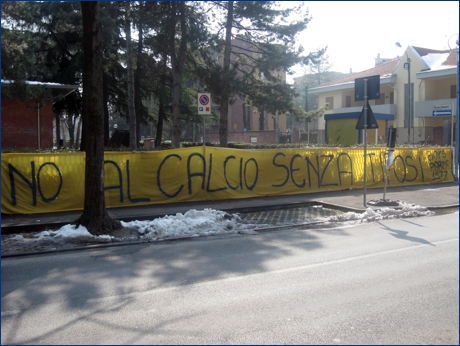 Striscione BOYS in via Puccini, dall'ingresso del settore ospiti: ''No al calcio senza tifosi. Boys Parma 1977''