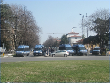 La polizia presidia la Curva Nord di Parma, mentre i tifosi ospiti girano liberamente per la citt