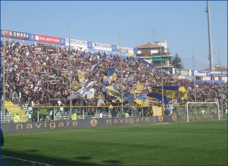 BOYS, Curva Nord di Parma. Sciarpe e bandiere