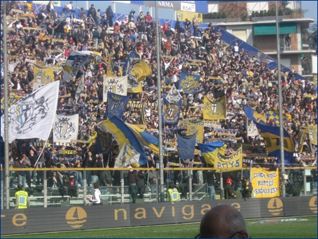 BOYS, Curva Nord di Parma. Sciarpe e bandiere