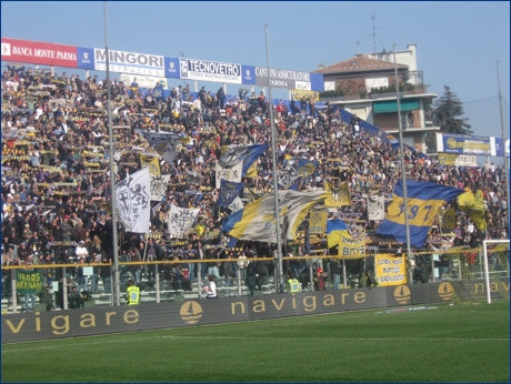 BOYS, Curva Nord di Parma. Sciarpe e bandiere