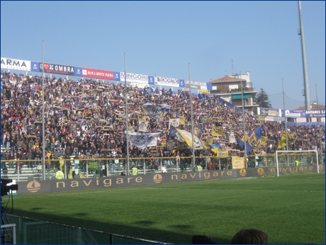 BOYS, Curva Nord di Parma. Sciarpe e bandiere