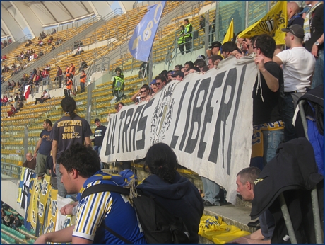 BOYS PARMA 1977 a Bari per Bari-PARMA. Lo striscione ''Ultras liberi''  sorretto a mano