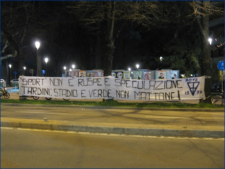 Striscione BOYS in viale Partigiani, davanti ai cancelli della curva nord: ''''Sport'' non  ruspe e speculazione. Tardini: stadio e verde, non mattone! Boys 1977''